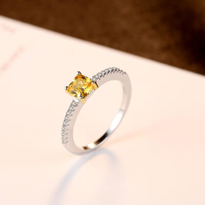 Сребърен пръстен със скъпоценен камък , снимка отгоре