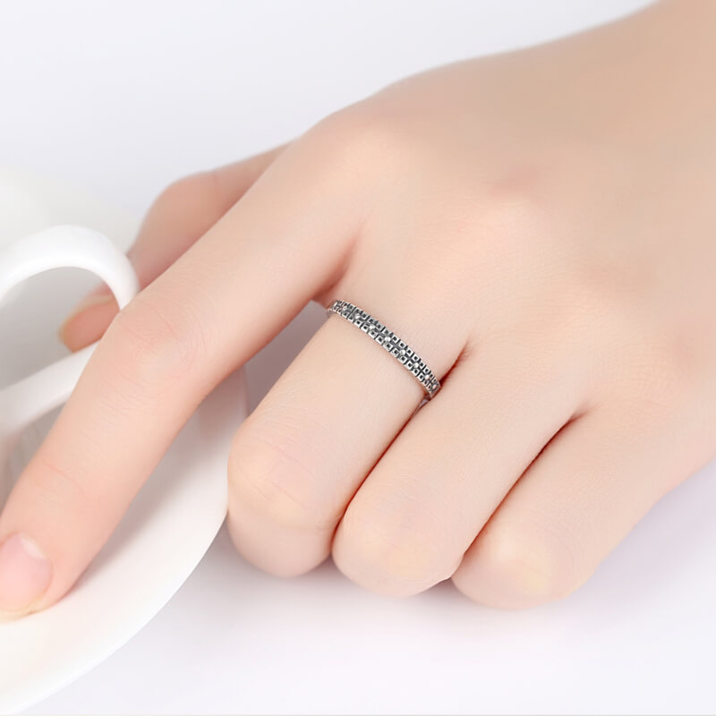 Сребърен пръстен с регулируема широчина, снимка върху ръка