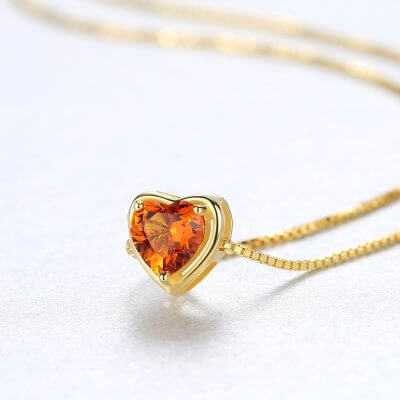 сребърно колие със златно покритие във формата на сърце с оранжев камък