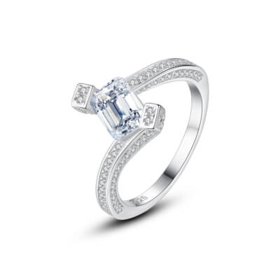 Сребърен пръстен със скъпоценен камък, снимка на бял фон