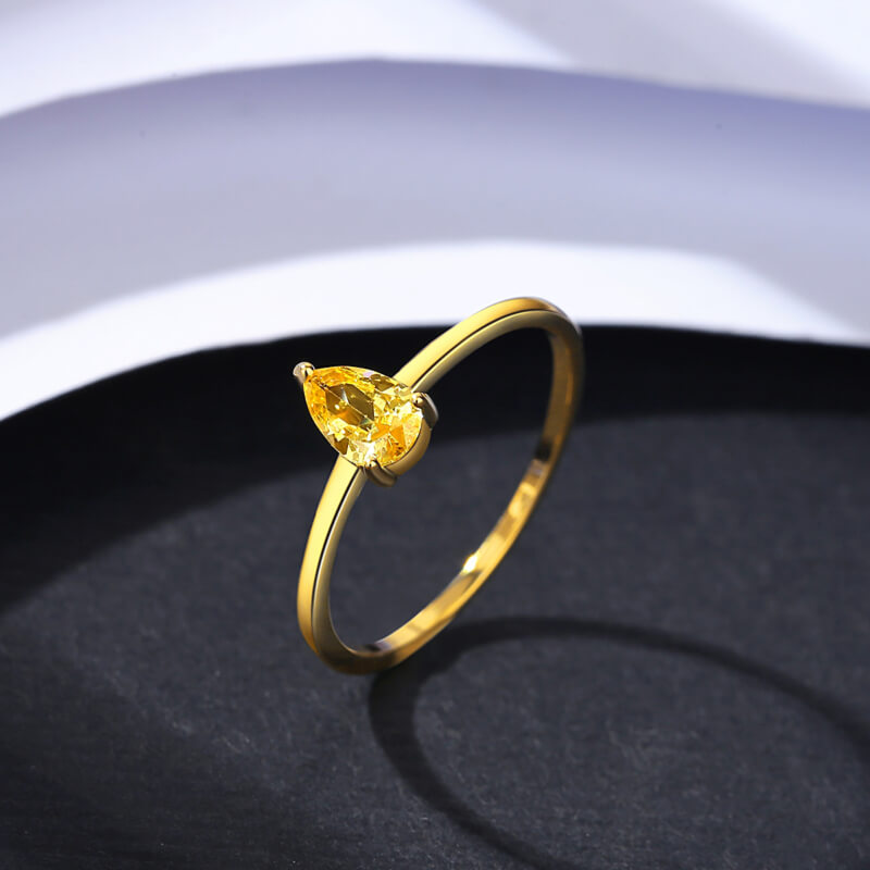 Златен пръстен със скъпоценен камък