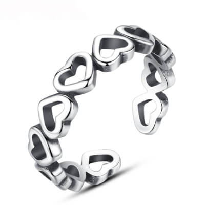 Сребърен пръстен Силвър Сенс във формата на сърчица, снимка на бял фон