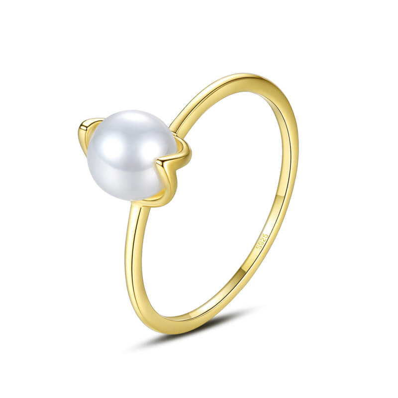 Златен пръстен с перла, снимка на бял фон