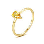 Златен пръстен със скъпоценен камък, снимка на бял фон