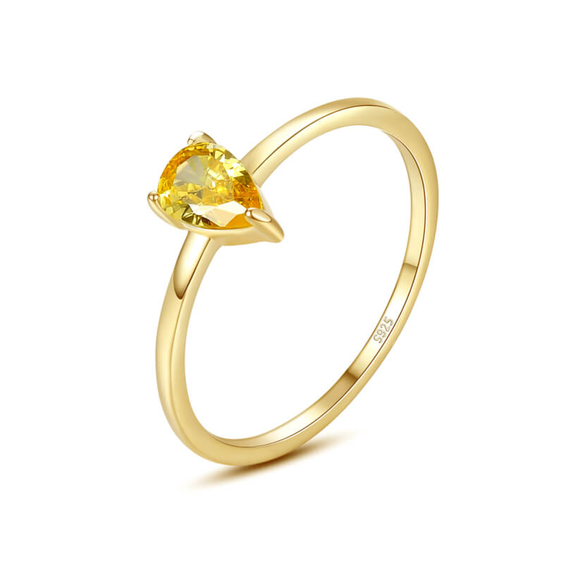 Златен пръстен със скъпоценен камък, снимка на бял фон