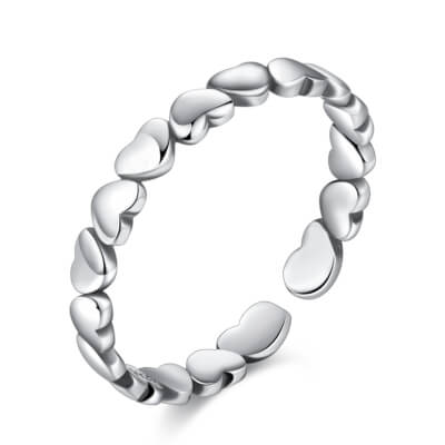 Сребърен пръстен с орнаменти във формата на сърца