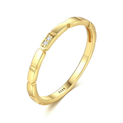 Златен пръстен с кубични циркони, снимка на бял фон