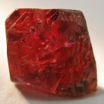 нешлифован естествен рубин в червен цвят