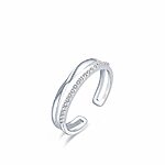 сребърен пръстен с елемент безкрайност, снимка на бял фон