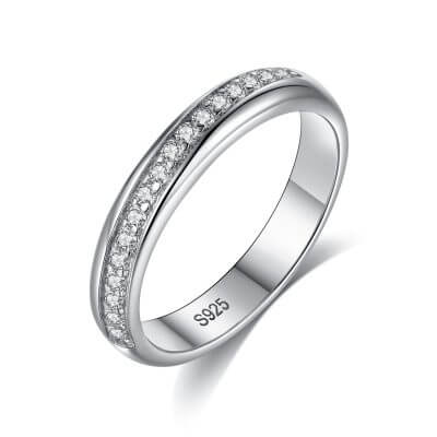 Сребърен пръстен с кубични циркони, снимка на бял фон