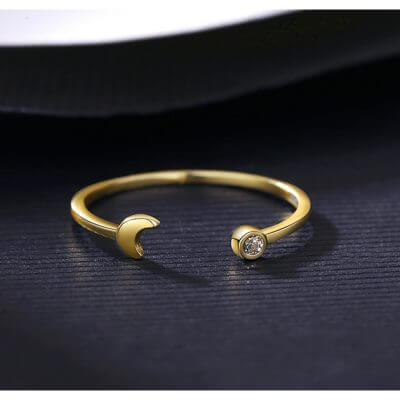 Сребърен пръстен със златно покритие, снимка на черен фон