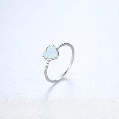 Сребърен пръстен с опал във формата на сърце
