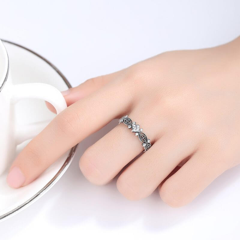 сребърен пръстен със скъпоценен камък, снимка върху ръка