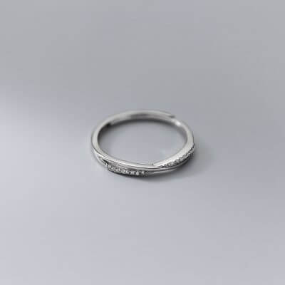 сребърен пръстен, снимка на сив фон