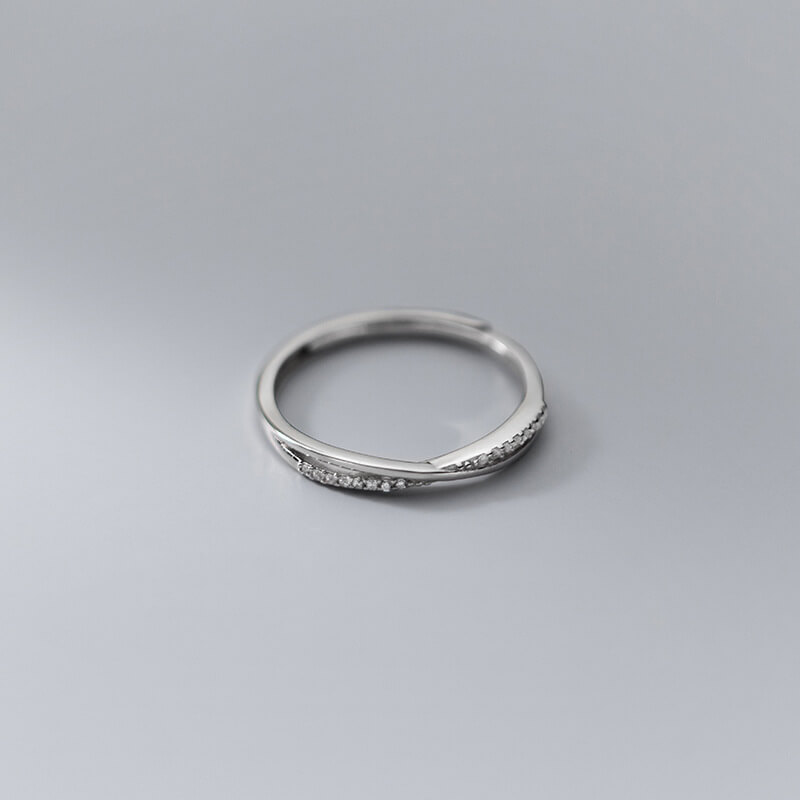 сребърен пръстен, снимка на сив фон