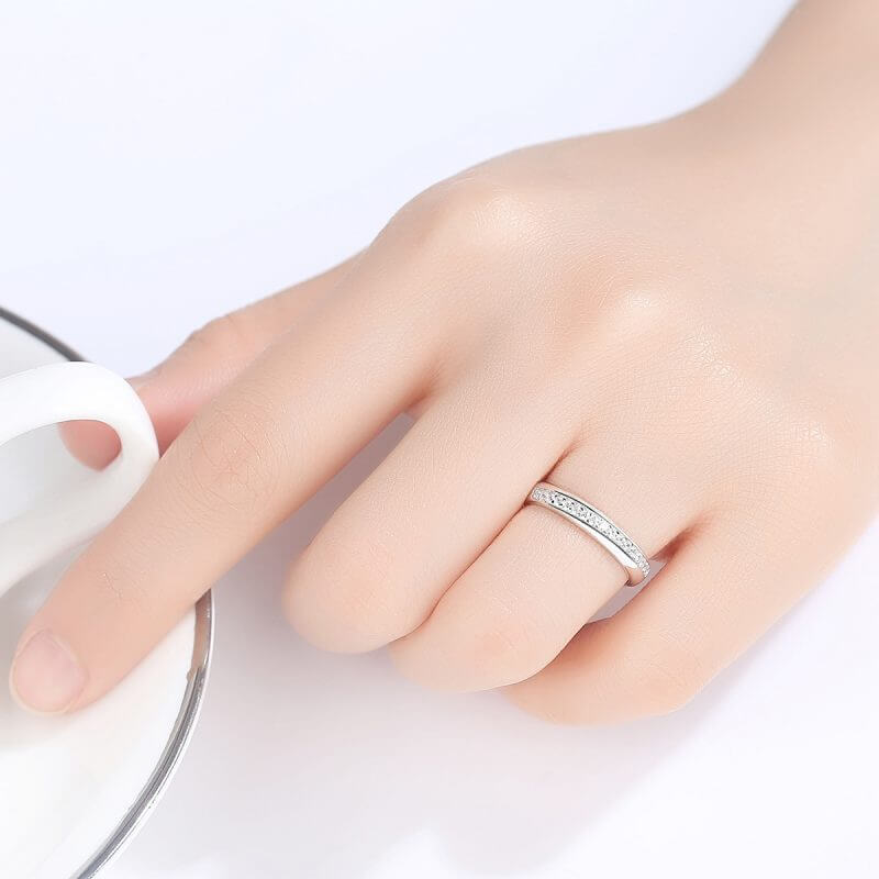 сребърен пръстен във формата на корона със скъпоценни камъни, снимка върху ръка