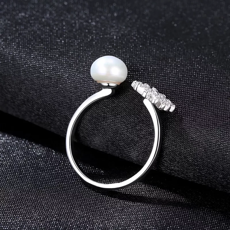 сребърен пръстен с перла, снимка на черен фон
