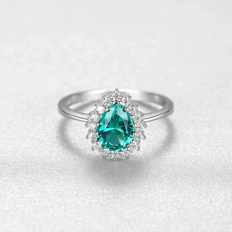 сребърен пръстен със зелен скъпоценен камък, снимка отстрани