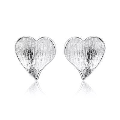 сребърни обеци във формата на сърчица, снимка на бял фон