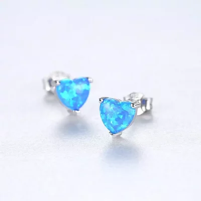 сребърни обеци със скъпоценен камък във формата на сърце в син цвят, снимка на бял фон