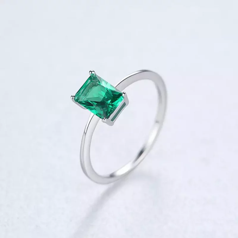 сребърен пръстен със зелен скъпоценен камък