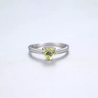 сребърен пръстен със зелен скъпоценен камък във формата на сърце, снимка отстрани