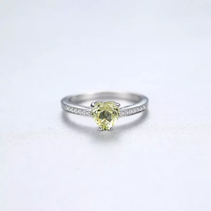 сребърен пръстен със зелен скъпоценен камък във формата на сърце, снимка отстрани