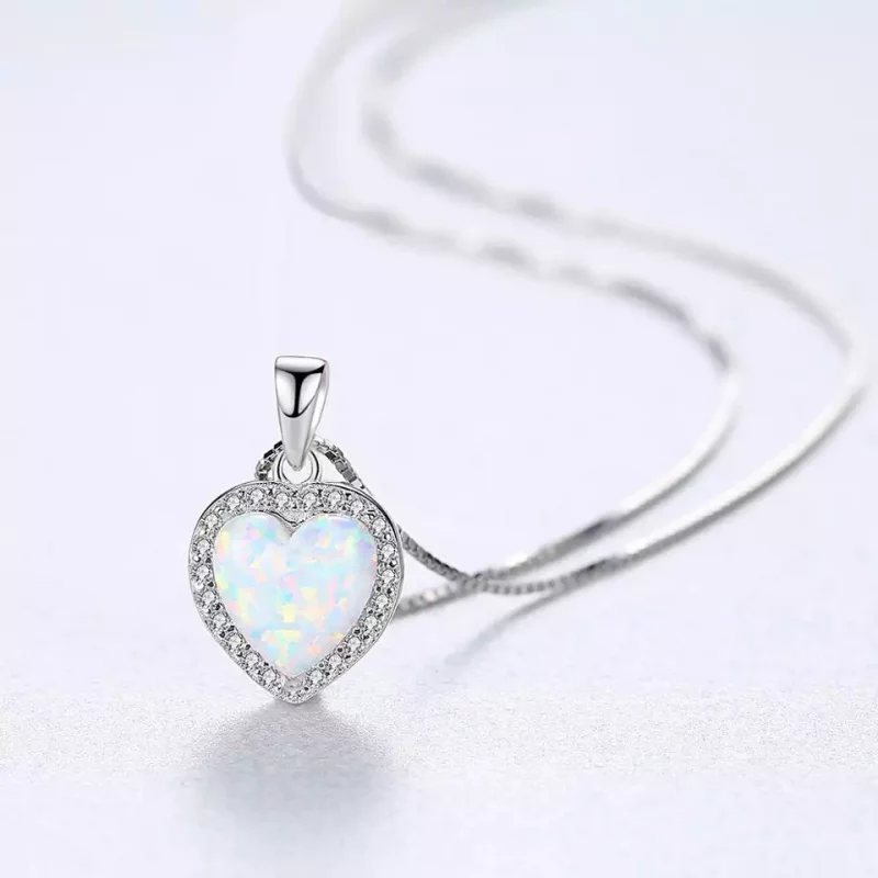 сребърно колие Silver Sense с бял скъпоценен камък във формата на сърце, снимка под ъгъл