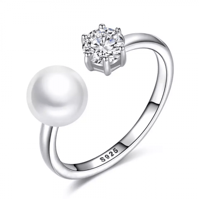 сребърен пръстен с перла и кубичен цирконий, снимка на бял фон