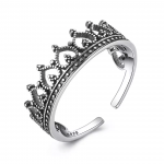 сребърен пръстен във формата на корона, снимка на бял фон
