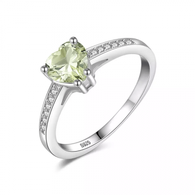 сребърен пръстен със зелен скъпоценен камък във формата на сърце
