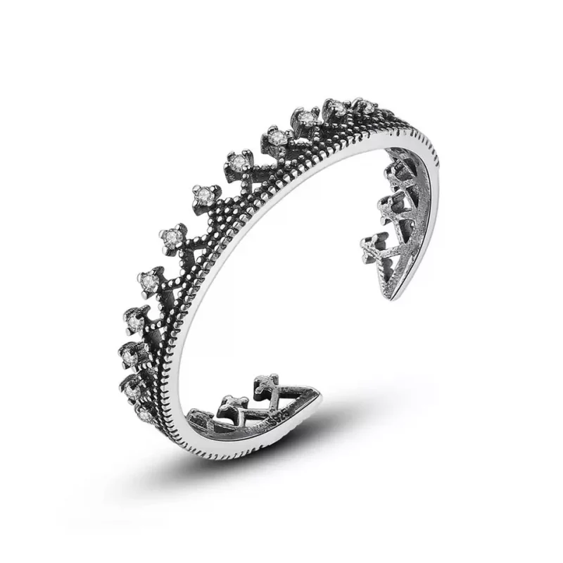сребърен пръстен с покритие от черен родий, снимка на бял фон