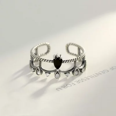 сребърен пръстен във формата на корона с черен скъпоценен камък