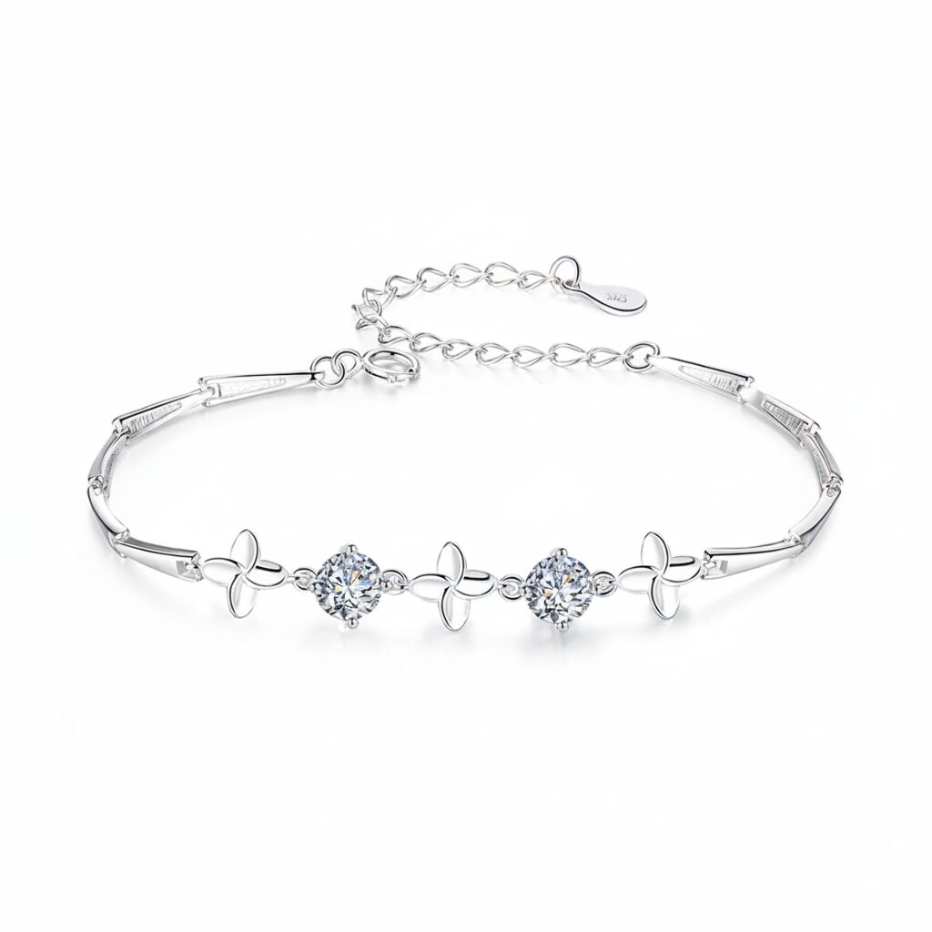 Сребърна гривна - Виждане - Сребърен гривна с блестящи камъни, снимка на бял фон Сребърен гривна с блестящи камъни, снимка на бял фон