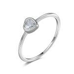 сребърен пръстен със сърце, снимка на бял фон