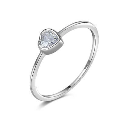 сребърен пръстен със сърце, снимка на бял фон
