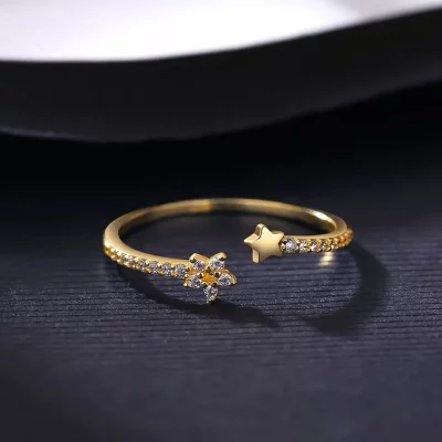 сребърен пръстен със златно покритие, снимка на черен фон