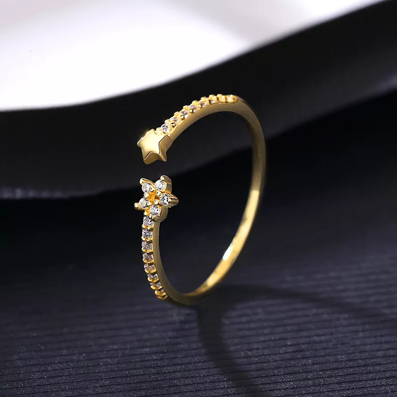 сребърен пръстен със златно покритие, снимка на черен фон