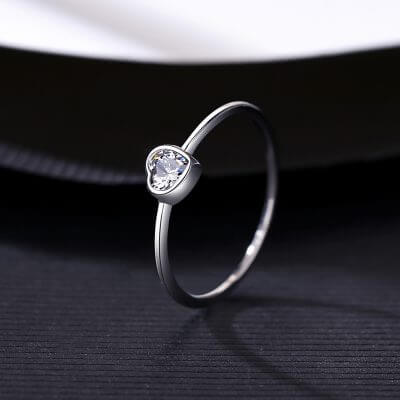 сребърен пръстен със сърце, снимка на черен фон