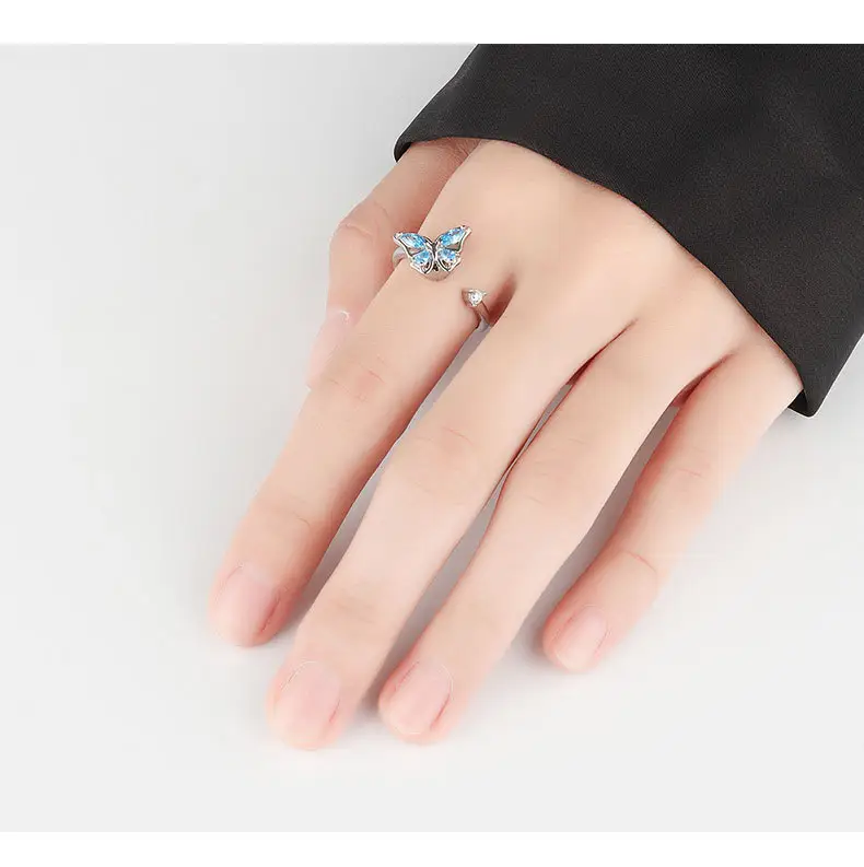 сребърен пръстен със син скъпоценен камък, снимка върху ръка