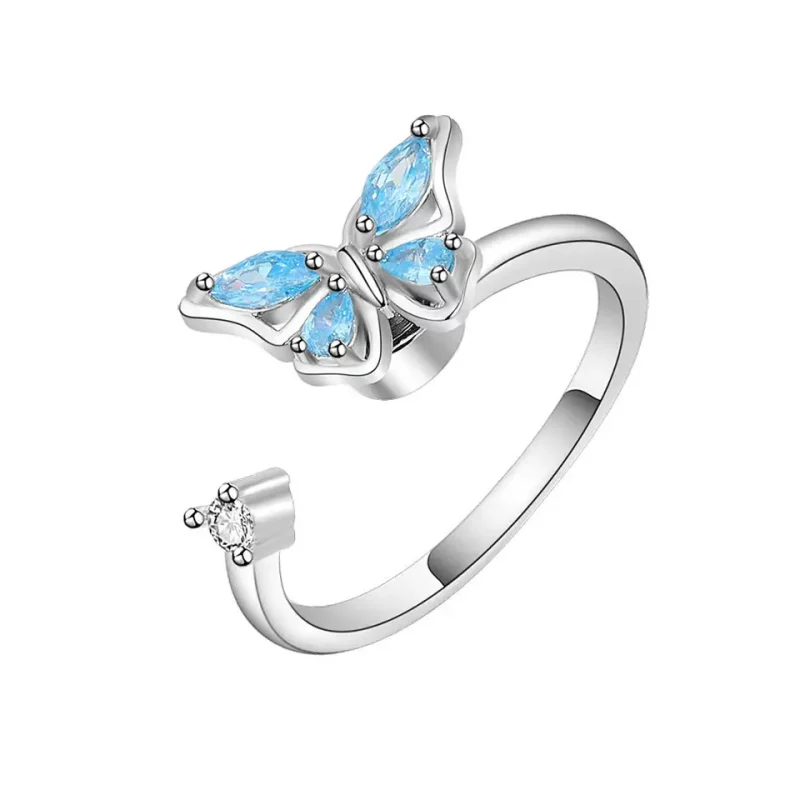 сребърен пръстен със син скъпоценен камък, снимка на бял фон