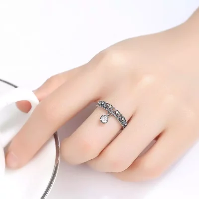 сребърен пръстен с покритие от черен родий, снимка върху ръка