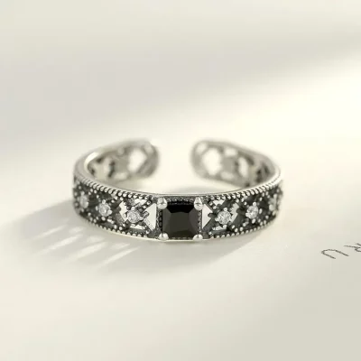 сребърен пръстен с черен скъпоценен камък, снимка отпред