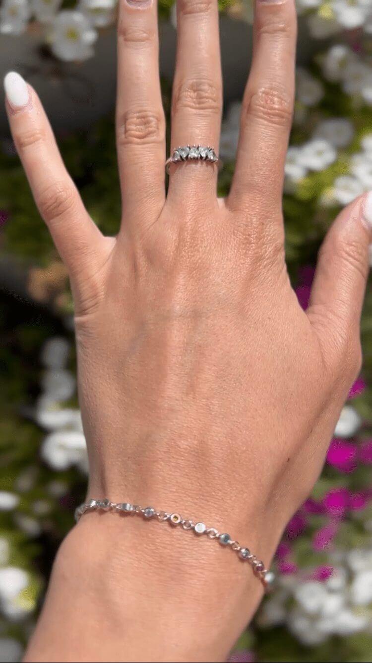 сребърна гривна и пръстен, снимка върху ръка