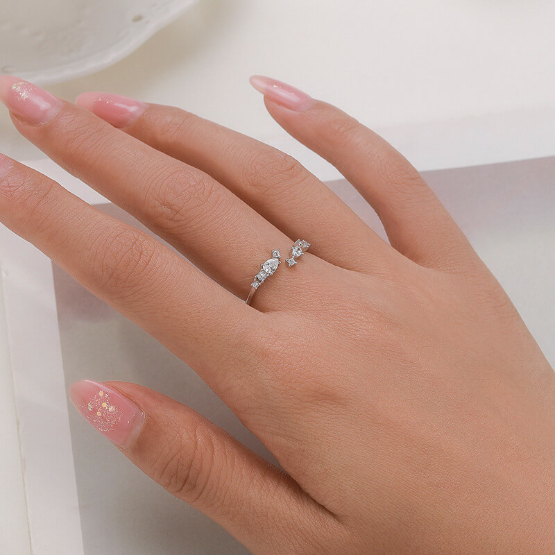 сребърен пръстен със скъпоценен камък, снимка върху ръка