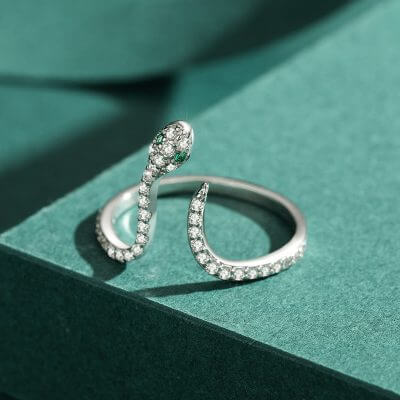 сребърен пръстен Silver Sense със скъпоценен камък, снимка на зелен фон