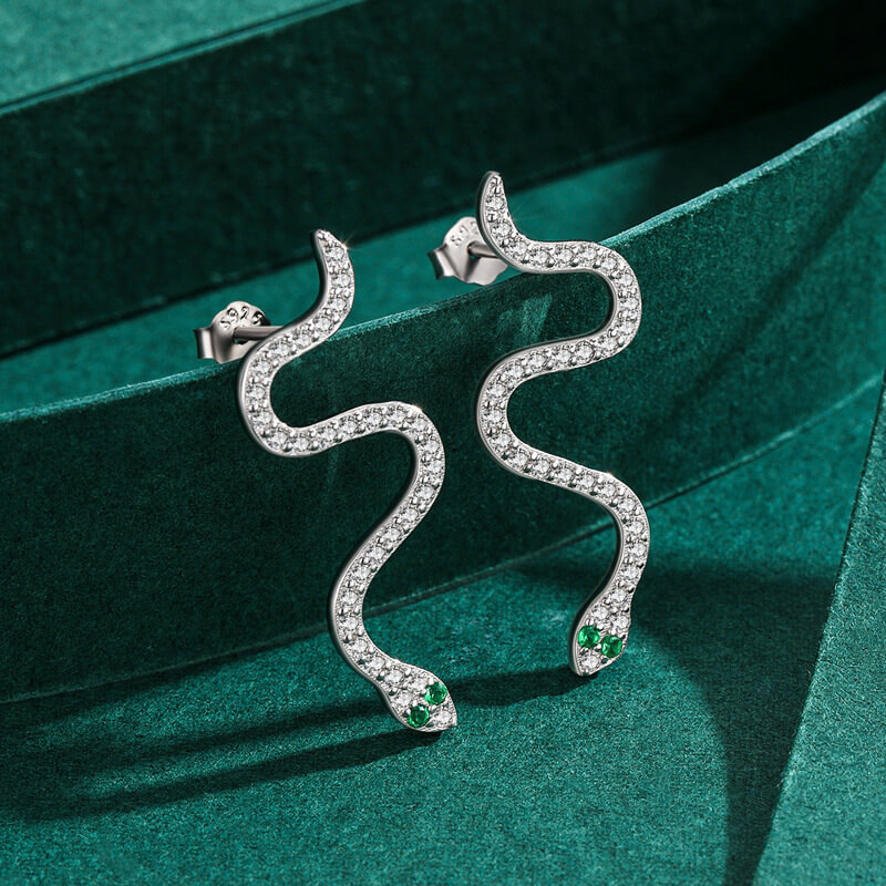 сребърни обеци Silver Sense във формата на змия, снимка на зелен фон