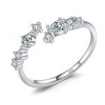 сребърен пръстен със скъпоценен камък, снимка на бял фон