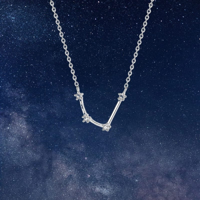 сребърно колие - зодия Водолей, снимка върху тъмен фон от космоса