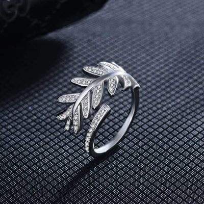 сребърен пръстен, снимка на черен фон